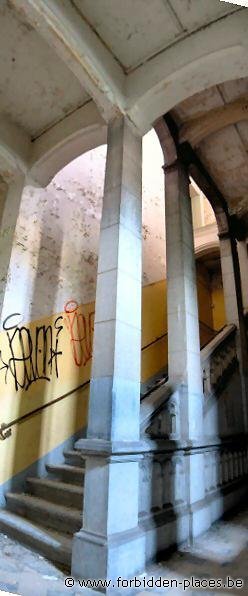 Hôpital Le Valdor - (c) Forbidden Places - Sylvain Margaine - Bel escalier avec piliers