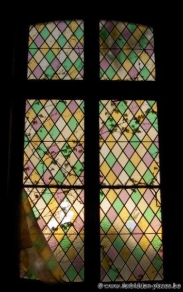 Hospital Le Valdor - (c) Forbidden Places - Sylvain Margaine - Single stained glass window