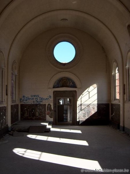Oostende military hospital - (c) Forbidden Places - Sylvain Margaine - Inside the Church - backlight
