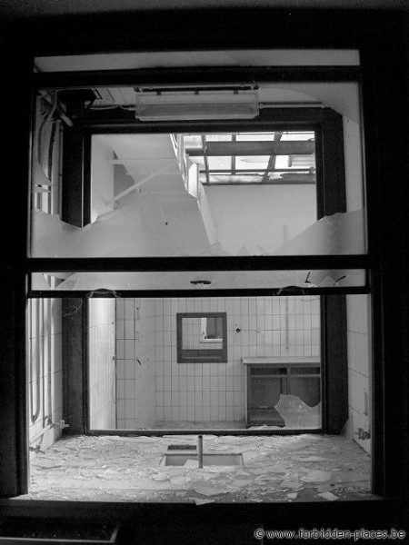 Hospital militar de Ostende - (c) Forbidden Places - Sylvain Margaine - Wooden and glass lab bench