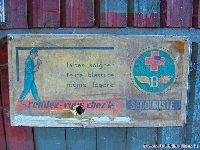 Arsenal de Pont-à-Celles - (c) Forbidden Places - Sylvain Margaine - Old security signs