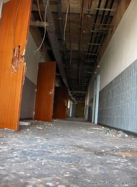 Hôpital civil de Charleroi - (c) Forbidden Places - Sylvain Margaine - Seulement des couloirs, saccagés...