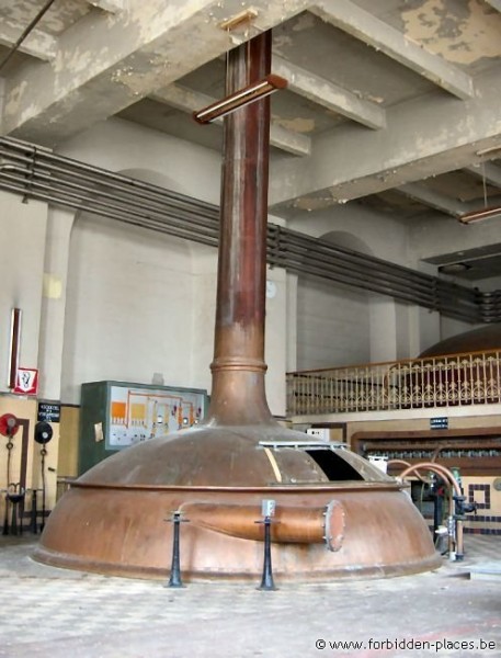 Stella-Artois abandoned brewery - (c) Forbidden Places - Sylvain Margaine - Up to 16400 liters in this cuve!