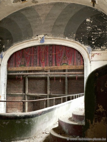 El Cine Teatro Varia - (c) Forbidden Places - Sylvain Margaine - The stage