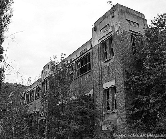 SNCB abandoned building - Click to enlarge!