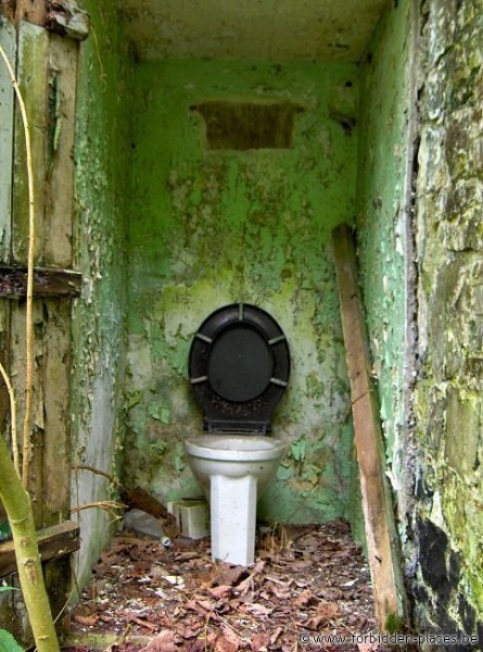 Erpent manor house - (c) Forbidden Places - Sylvain Margaine - Open-air toilets