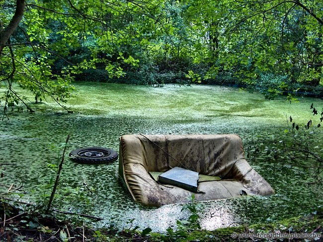 Casa Solariega de Erpent - (c) Forbidden Places - Sylvain Margaine - Swimming-pool and floatting sofa