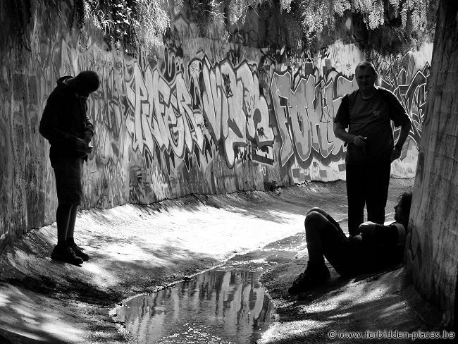 Australian underground drains - (c) Forbidden Places - Sylvain Margaine - Melbourne, the Maze. A well-deserved rest.
