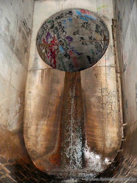 Canalisations souterraines australiennes - (c) Forbidden Places - Sylvain Margaine - Melbourne, the Maze. La chute d'eau.