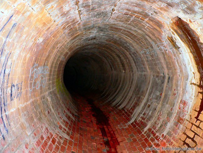 Australian underground drains - (c) Forbidden Places - Sylvain Margaine - Sydney, swoo. Beautiful brick tunnel