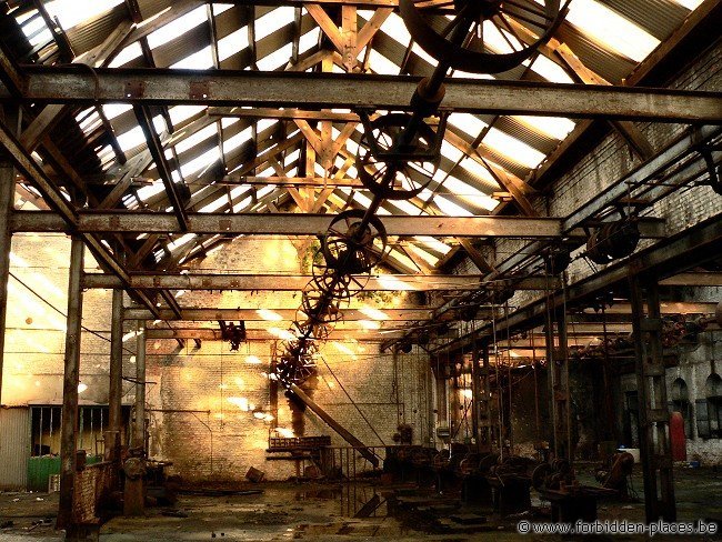 Untighten bolt factory - (c) Forbidden Places - Sylvain Margaine - Sunbeam on the main axle