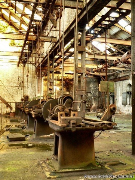 Untighten bolt factory - (c) Forbidden Places - Sylvain Margaine - Tiny machines