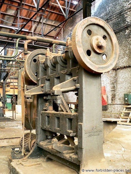 Untighten bolt factory - (c) Forbidden Places - Sylvain Margaine - Machine made in Bruxelles