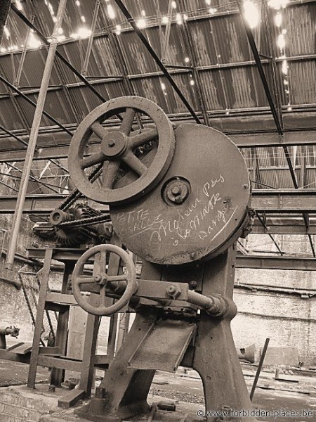 Untighten bolt factory - (c) Forbidden Places - Sylvain Margaine - Shear machine