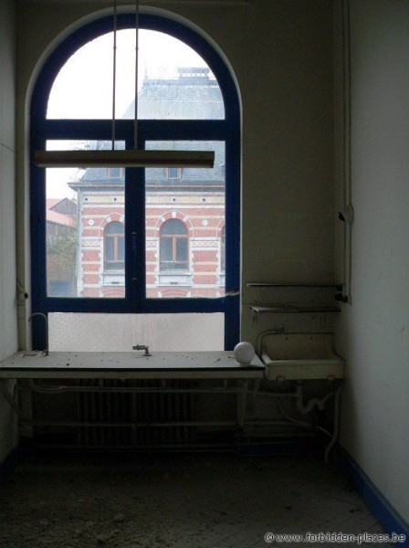 The Horror Labs or The Veterinary School of Anderlecht - (c) Forbidden Places - Sylvain Margaine - Window