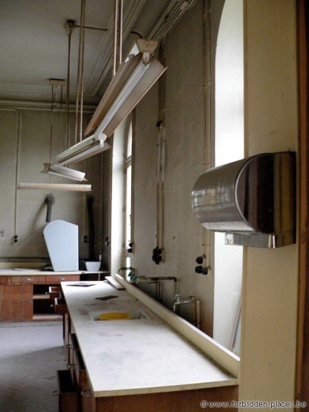 El Museo de los Horrores o la Escuela de Veterinaria de Anderlecht - (c) Forbidden Places - Sylvain Margaine - A lab
