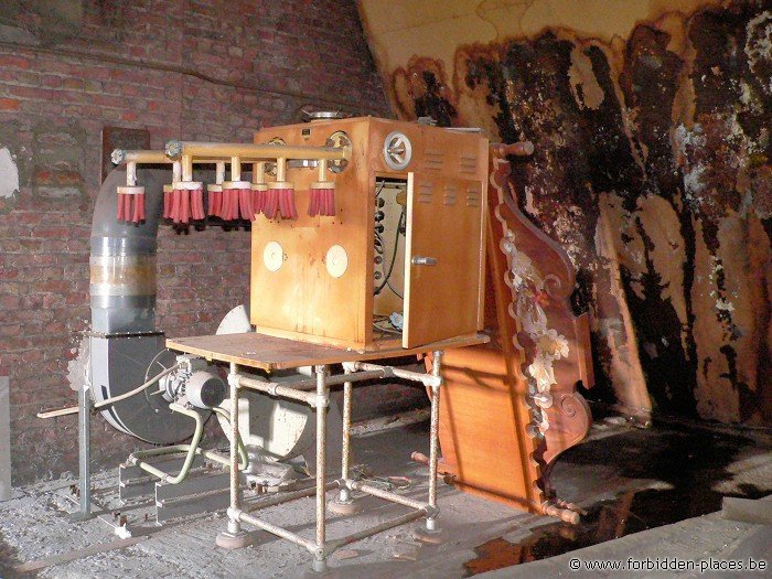 El Museo de los Horrores o la Escuela de Veterinaria de Anderlecht - (c) Forbidden Places - Sylvain Margaine - The mysterious machine