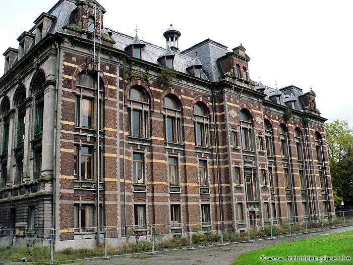 Le Musée Des Horreurs ou L'Ecole Vétérinaire d'Anderlecht - (c) Forbidden Places - Sylvain Margaine - Le bâtiment administratif, inaccessible