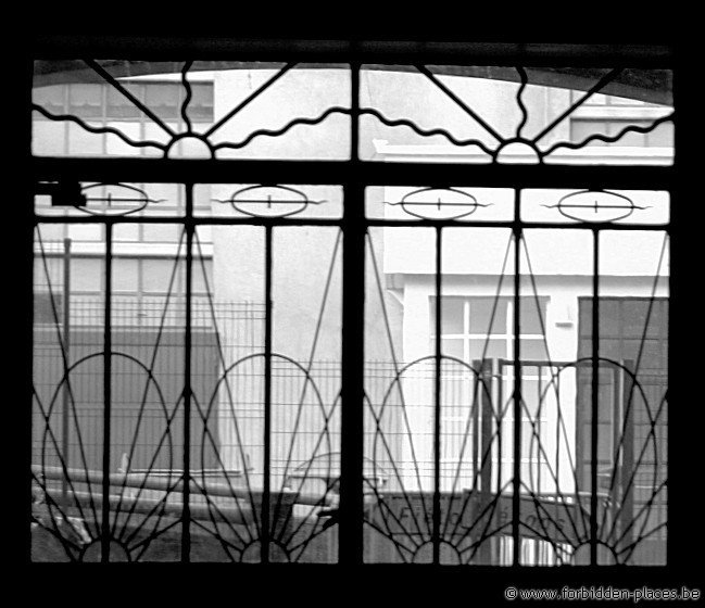The Basque berets factory Pierre Laulhère - (c) Forbidden Places - Sylvain Margaine - L'entrée principale
