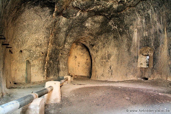 Le Fort du Portalet - (c) Forbidden Places - Sylvain Margaine - Salle creusée dans la roche