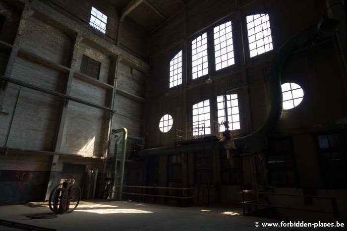 Westport power plant - (c) Forbidden Places - Sylvain Margaine - Silos & rails