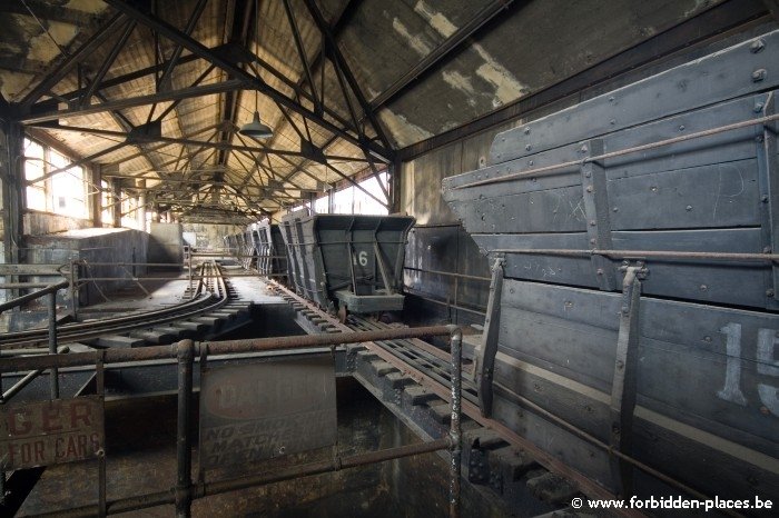 La centrale électrique de Westport - (c) Forbidden Places - Sylvain Margaine - Wagonnets plein de charbons alimentants les silos situes sous les rails