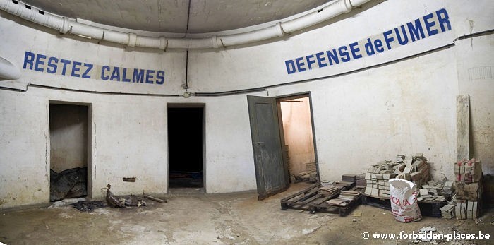 La piscina de la Sauvenière - (c) Forbidden Places - Sylvain Margaine - In the basement, a military shelter.