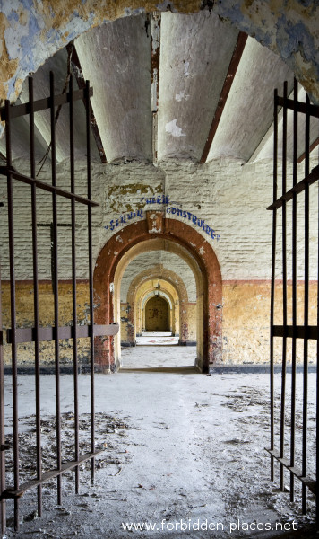 Fort de la Chartreuse, Liège - (c) Forbidden Places - Sylvain Margaine - 7- Le couloir transversal au rez-de-chaussée