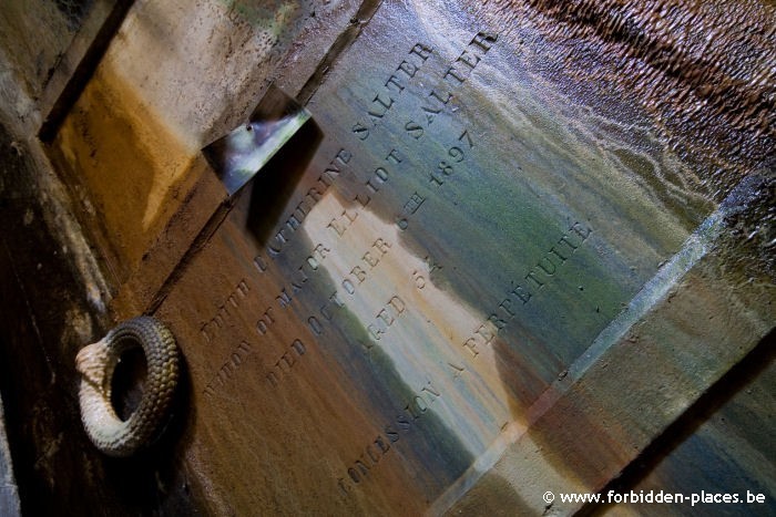 La cripta abandonada - (c) Forbidden Places - Sylvain Margaine - Rust & drips