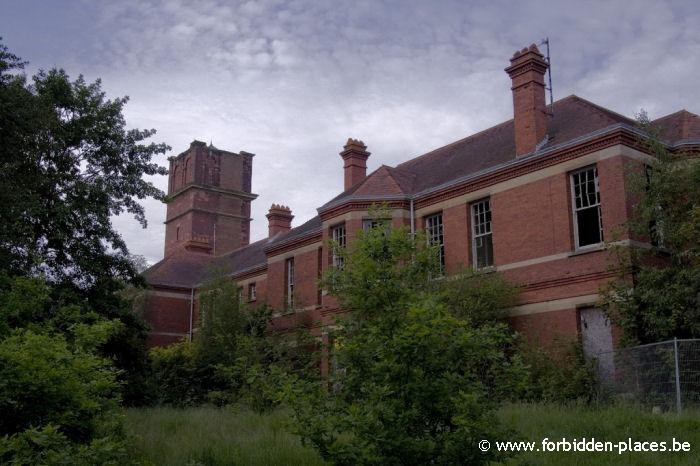 Hellingly hospital (East sussex mental asylum) - (c) Forbidden Places - Sylvain Margaine - One of the many buildings