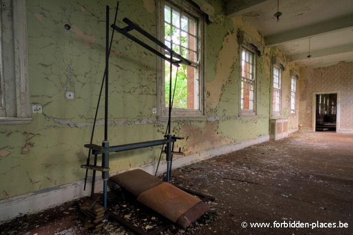 Hellingly hospital (East sussex mental asylum) - (c) Forbidden Places - Sylvain Margaine - Physical therapy room