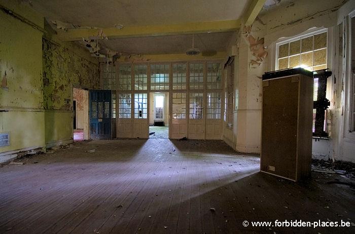 Hellingly hospital (East sussex mental asylum) - (c) Forbidden Places - Sylvain Margaine - Lights 2