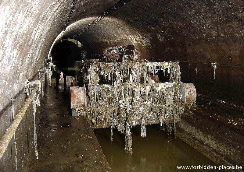 Brussels underground sewers and drains system - (c) Forbidden Places - Sylvain Margaine - A dirty 'gate car' (did not find a better tanslation!) This car cleans the sewers by increasing the water flow.