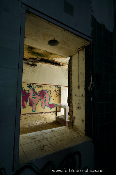 Le Sanatorium Joseph Lemaire - (c) Forbidden Places - Sylvain Margaine - 6 - Vue sur une table de manipulation.