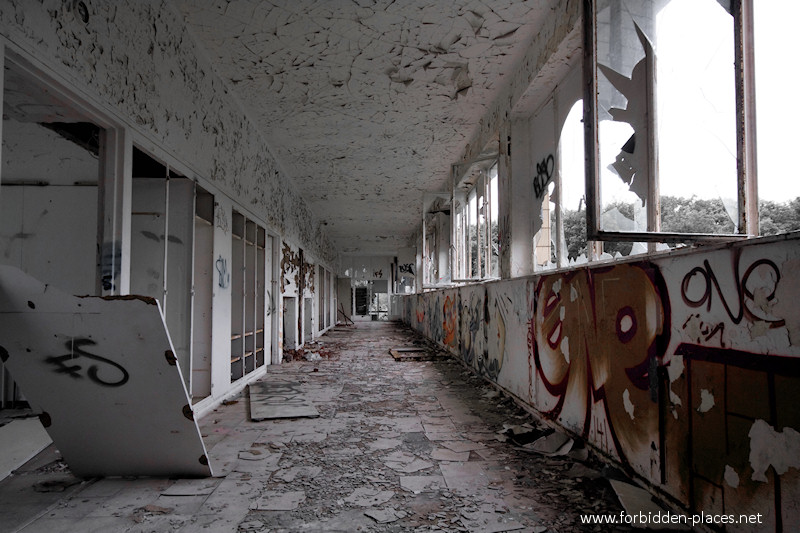 Joseph Lemaire's Sanatorium - (c) Forbidden Places - Sylvain Margaine - 10 - Ravages corridor.