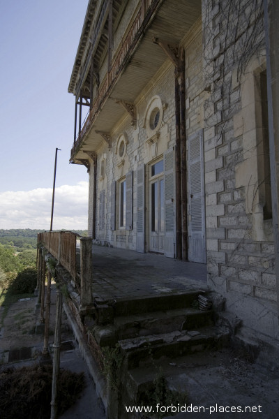 Le Château d'Ilbarritz - (c) Forbidden Places - Sylvain Margaine - 15 - Vue de derrière