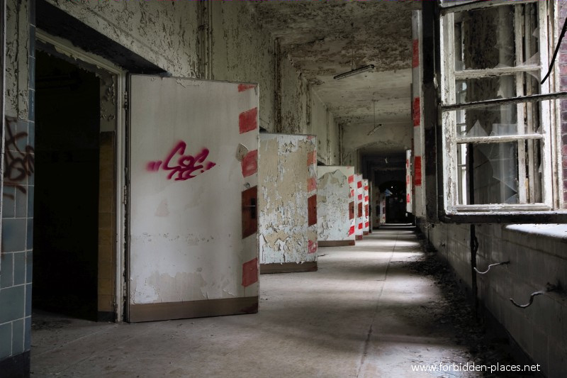 Le Sanatorium de Beelitz-Heilstätten - (c) Forbidden Places - Sylvain Margaine - 20 - Les portes peintes