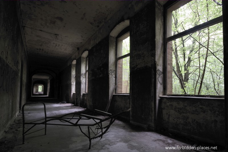 El Sanatorio de Beelitz-Heilstätten  - (c) Forbidden Places - Sylvain Margaine - 23 - Hallway.