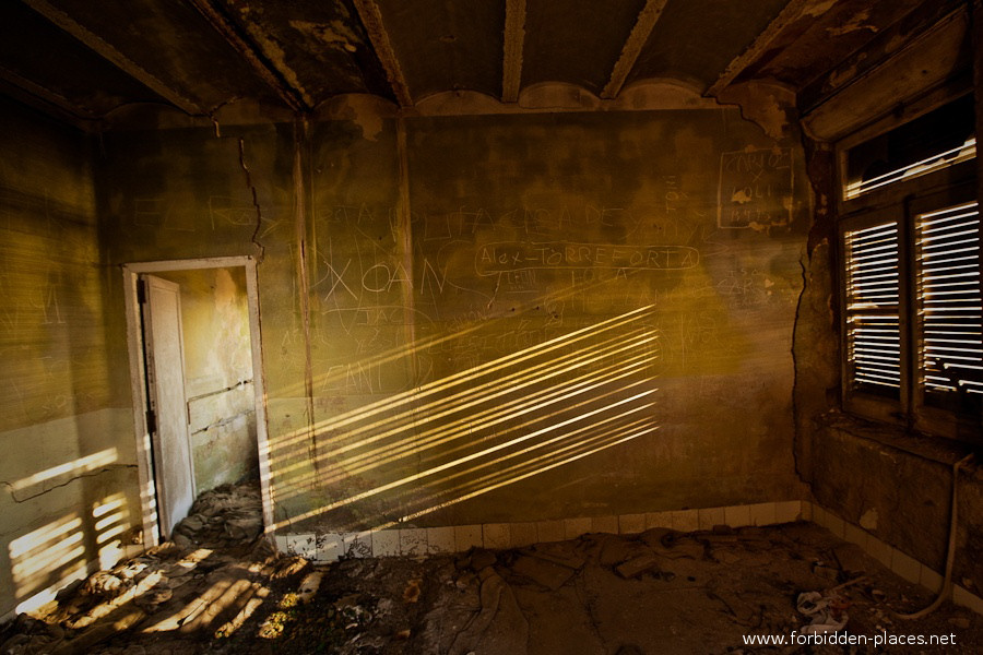 Sabinosa's Sanatorium - (c) Forbidden Places - Sylvain Margaine - 5- Sunbeams.