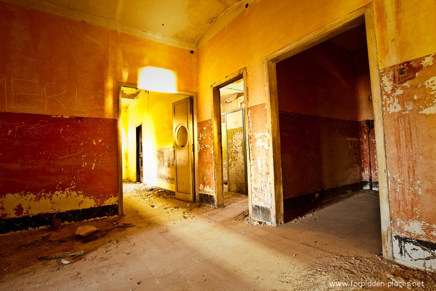 Sabinosa's Sanatorium - (c) Forbidden Places - Sylvain Margaine - 10 - Corridor.