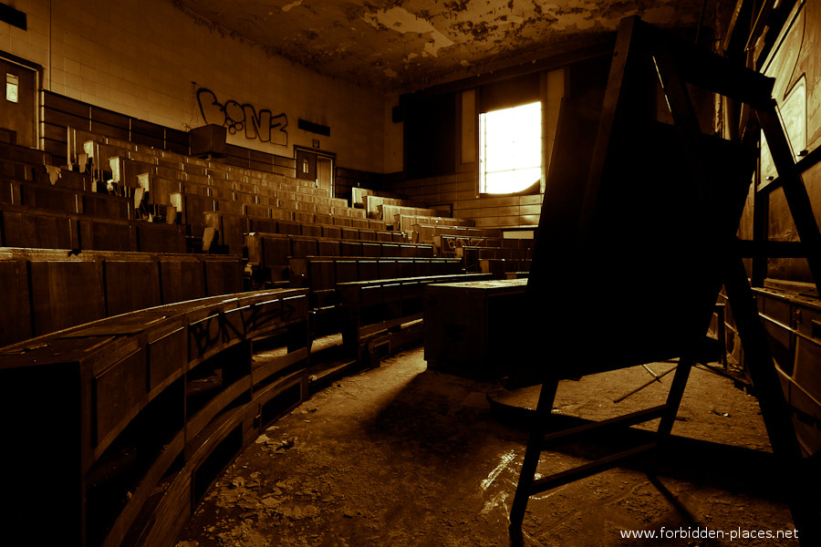 Val Benoît's University - (c) Forbidden Places - Sylvain Margaine - 2- The great lecture theatre.