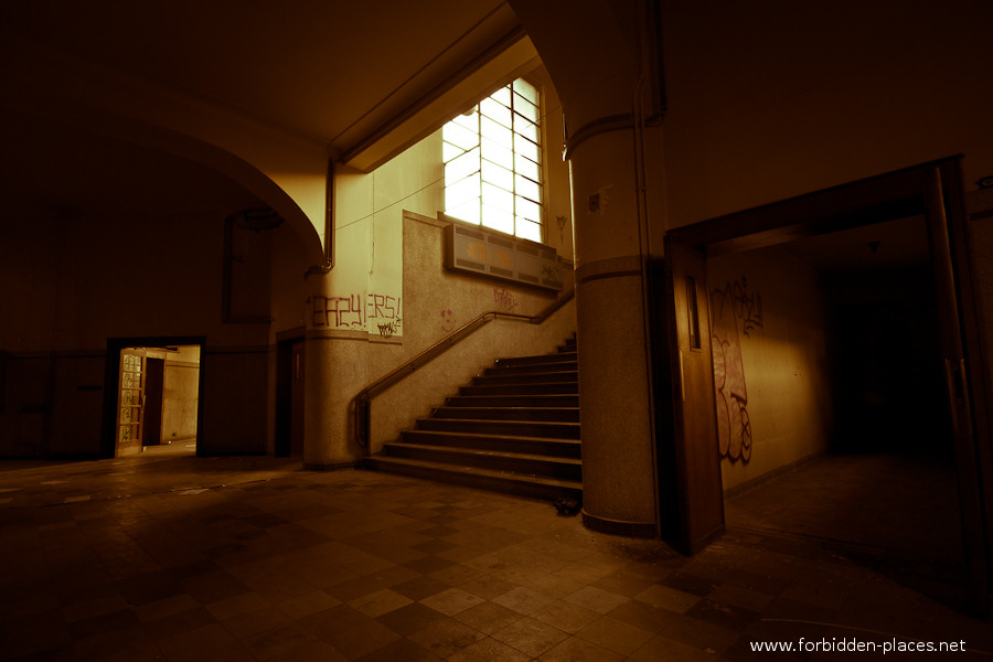 L'Université Du Val Benoît - (c) Forbidden Places - Sylvain Margaine - 8 - L'escalier.