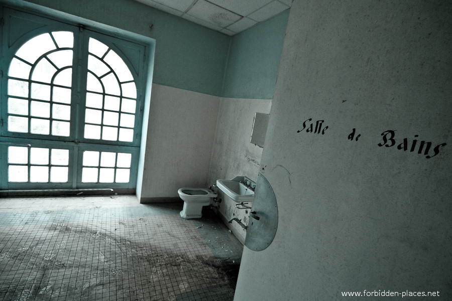 El Hospital de la Marina - (c) Forbidden Places - Sylvain Margaine - 22 - Blue bathroom