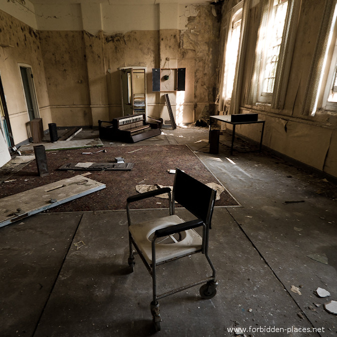 Cane Hill Asylum - (c) Forbidden Places - Sylvain Margaine - 6- Music room.