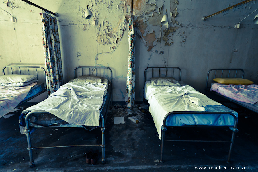 Cane Hill Asylum - (c) Forbidden Places - Sylvain Margaine - 10 - Beds.