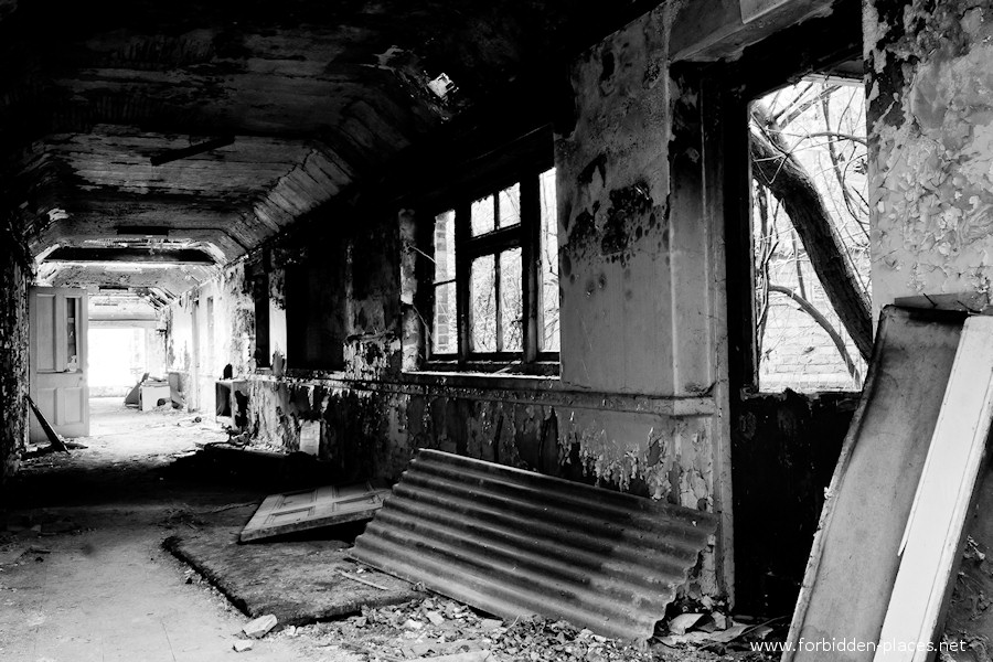 Cane Hill Asylum - (c) Forbidden Places - Sylvain Margaine - 12 - Technical corridor.