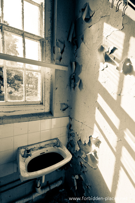 El Asilò de Cane Hill - (c) Forbidden Places - Sylvain Margaine - 16 - Petit restroom.