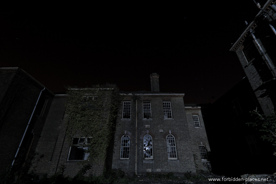 L’Asile de Cane Hill - (c) Forbidden Places - Sylvain Margaine - 19 - At night.