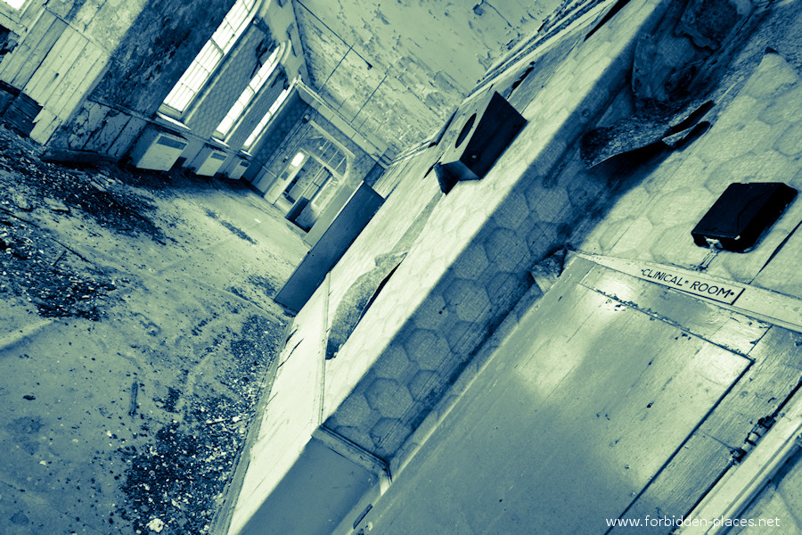 Cane Hill Asylum - (c) Forbidden Places - Sylvain Margaine - 20 - Clinical room.