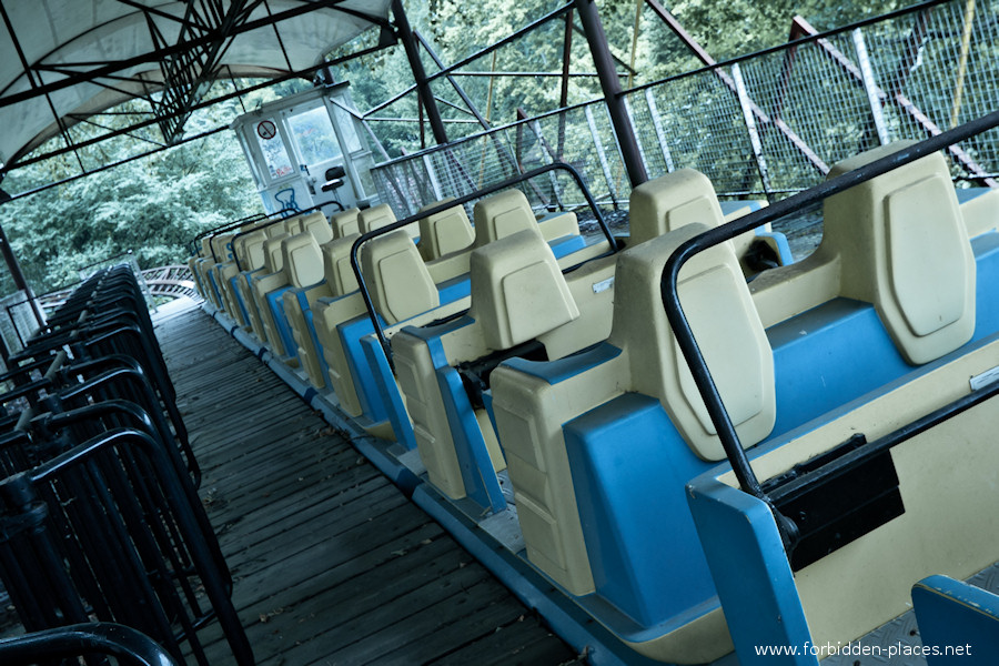 Spreepark - El Parque de Attractiones Abandonado - (c) Forbidden Places - Sylvain Margaine - 8- The infamous train